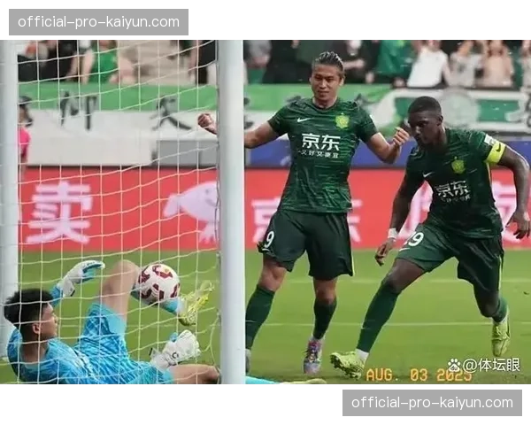 现场：大雨影响法兰克福主场草皮，双方传球失误增多，控球率频繁易主