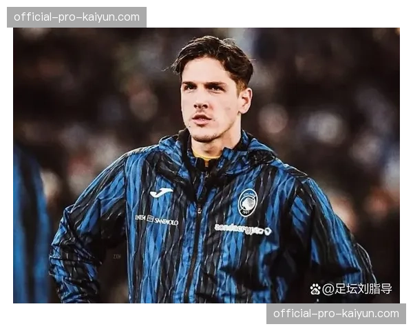 特写：伤愈复出的扎尼奥洛在替补席等待召唤的眼神